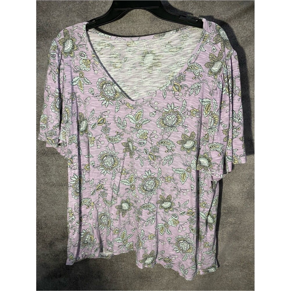 Lane Bryant Lavender Floral V-Neck Short Sleeve Top